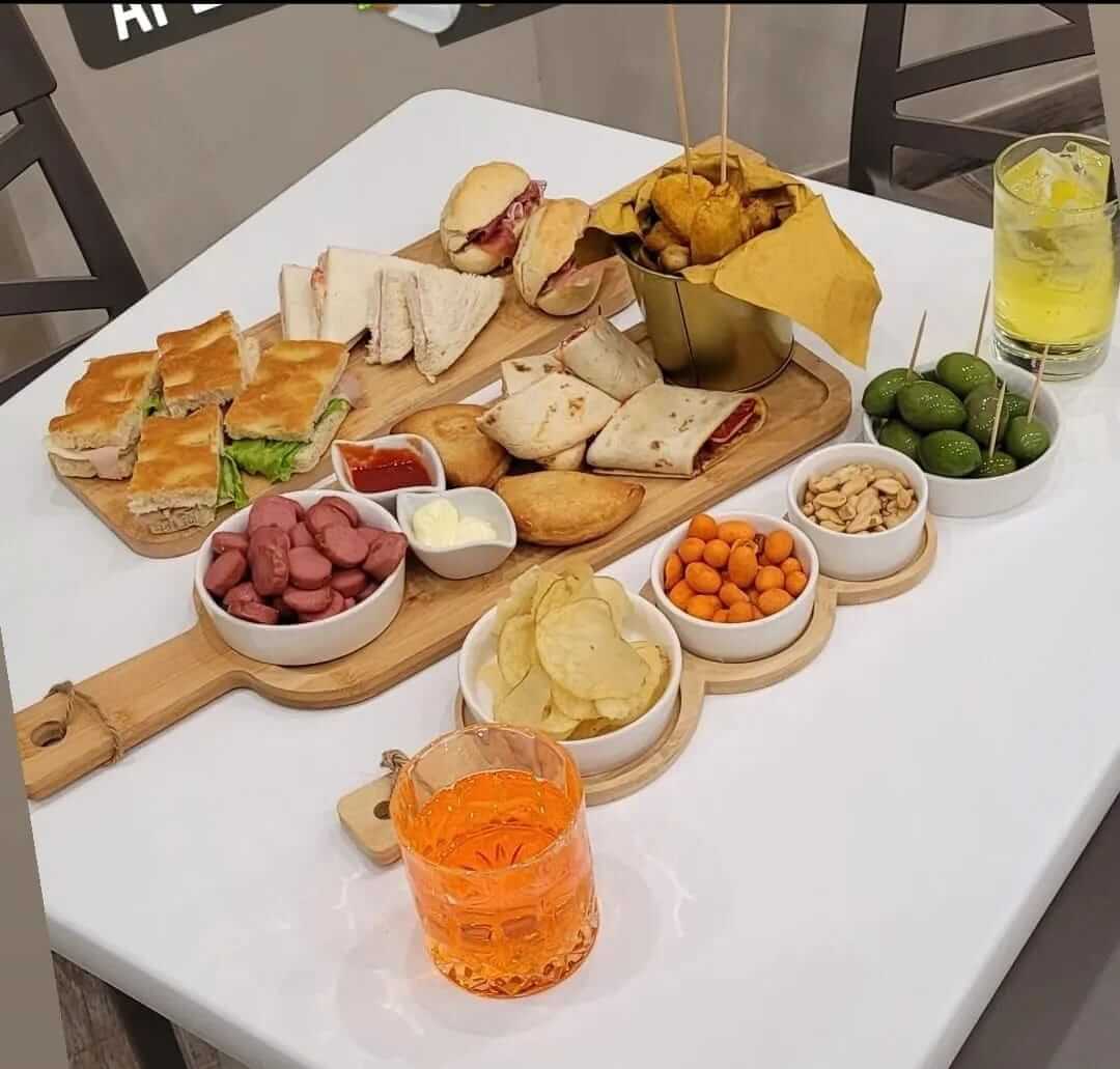 Tagliere abbondante con appetizer e cocktail