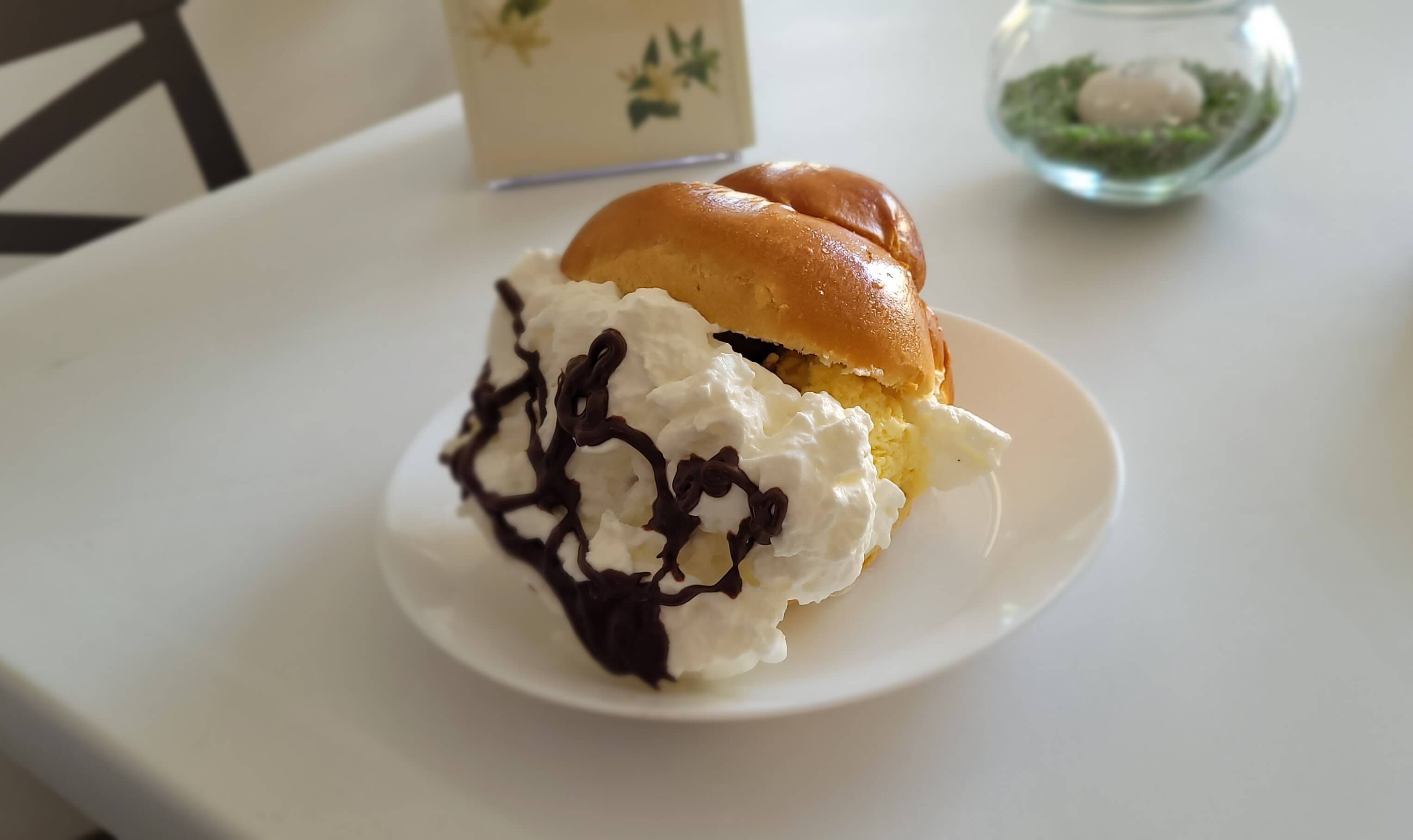 Brioche col tuppo farcita di gelato e abbondante panna