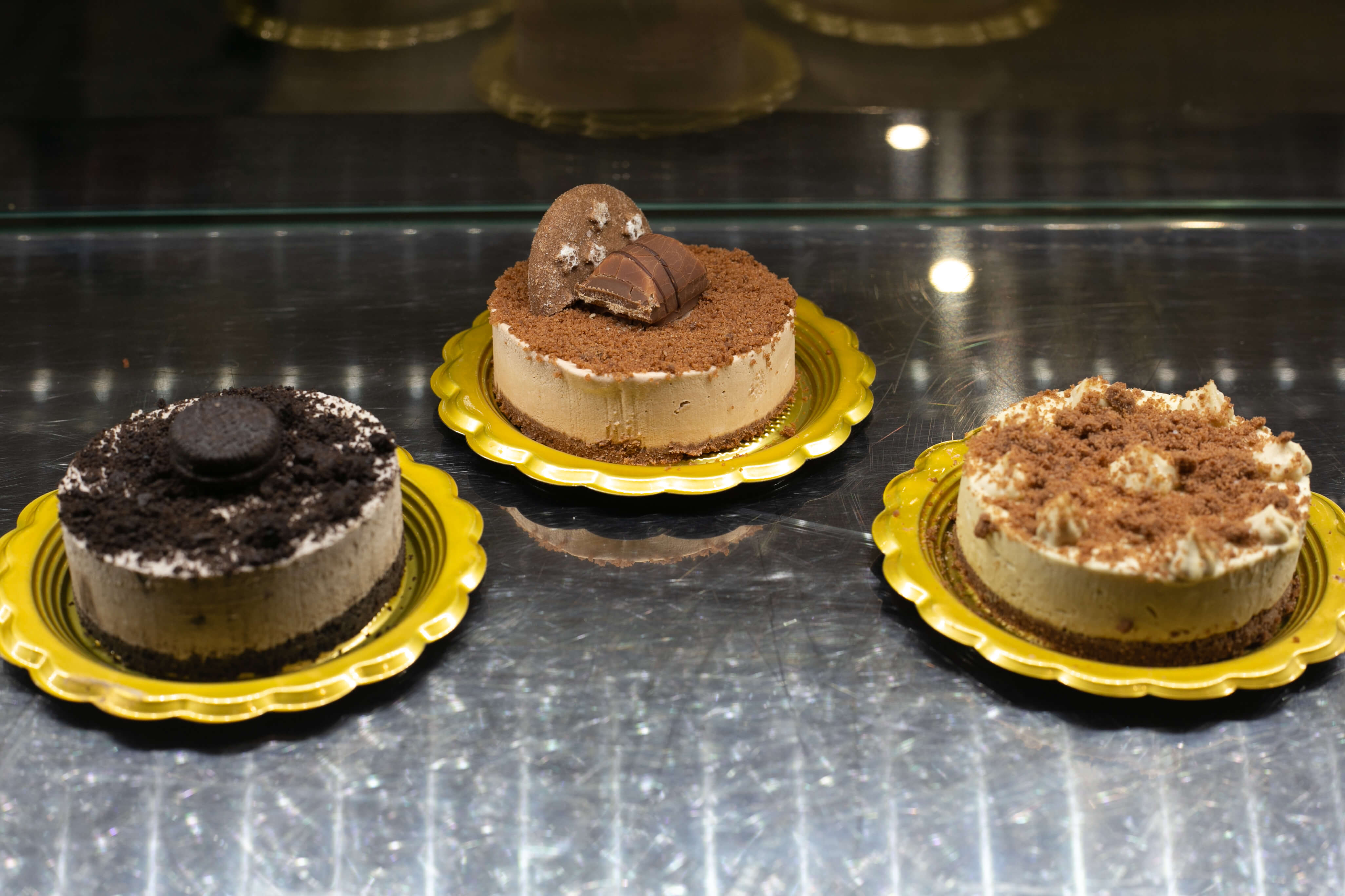 Tre torte cheesecakes con gusti assortiti